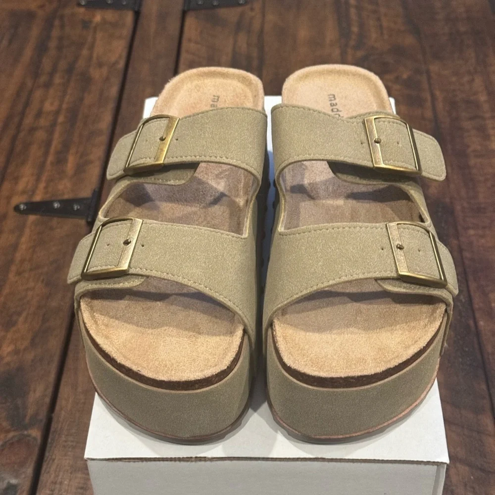 Madden Girl Babes Flatform Sandal (NWOT)